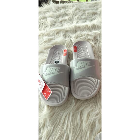 4040) Nike Women Platinum Violet  Victori One Slide Size US 8 - Picture 1 of 8